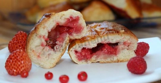 Дрожжевые пирожки с ягодами в духовке