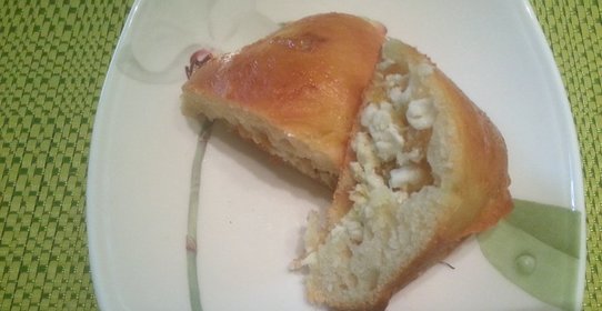 Пирожки с творогом и изюмом из дрожжевого теста