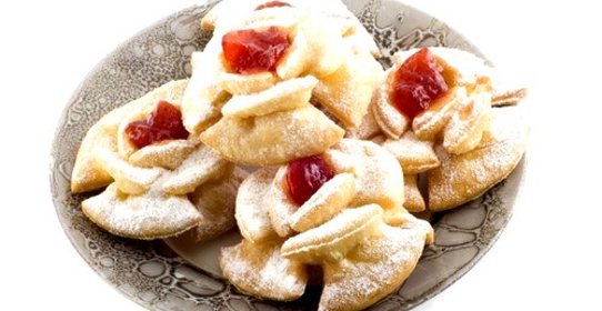 Фигурное печенье из слоеного теста с клубничным джемом