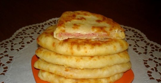 Лепешки с сыром и колбасой