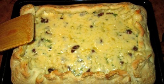 Открытый пирог с грибами и сыром