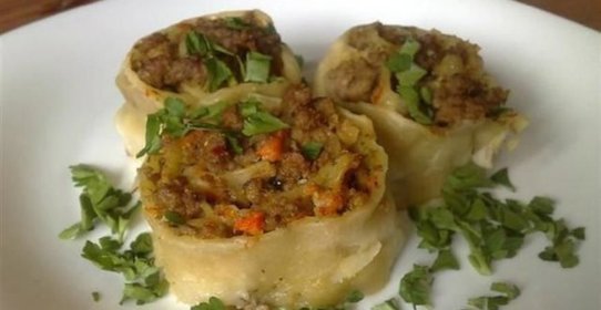 Рулет с мясным фаршем и миндалем