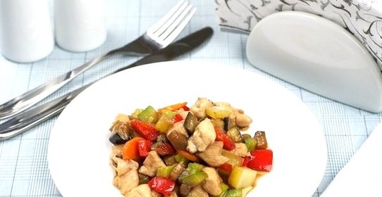 Куриное филе с соусом карри и овощами