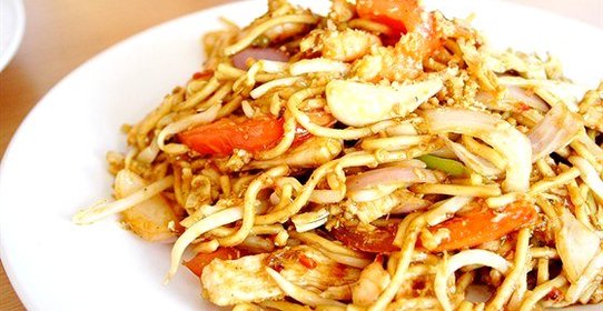 Жареные курица и креветки с лапшой соба и маринованным имбирем