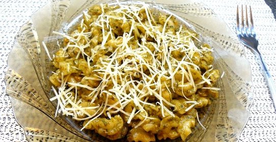 Макароны с соусом песто