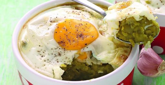 Пюре из зеленого гороха с яйцом