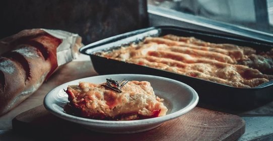 Каннеллони с курицей, грибами и тройным сыром под соусом Марне