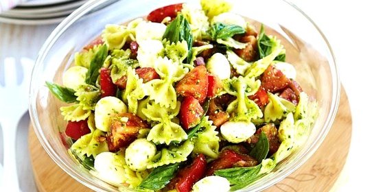 Салат-паста с помидорами, моцареллой и песто