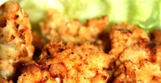 Маринованная имбирная курица с красным перцем, зеленым луком и лаймом