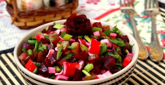 Салат из свеклы, огурца и крабовых палочек