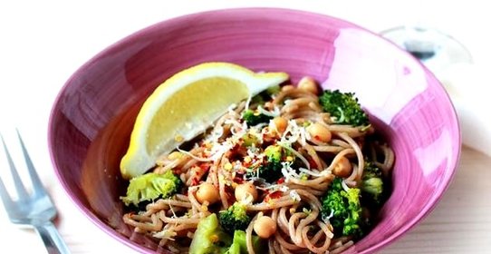 Спагетти с брокколи и нутом