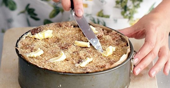 Шарлотка с яблоками и брусникой