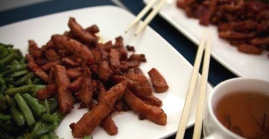 Красная свинина с фасолью