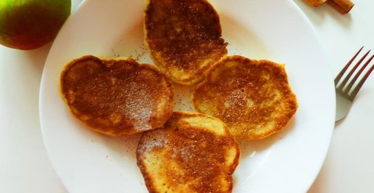 Яблочные оладьи с корицей
