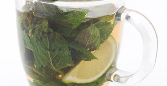 Горячий мятно-лимонный напиток