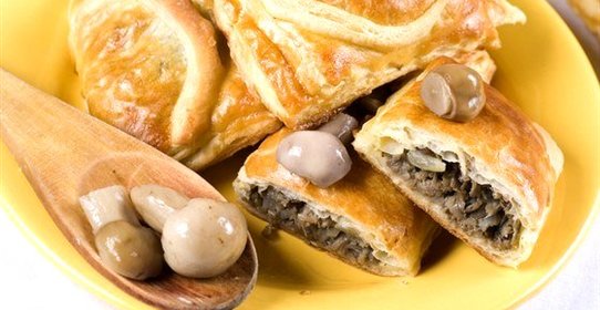 Слоеный пирог с куртом и грибами