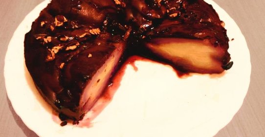 Шоколадный пирог с грушами в вине и винным сиропом