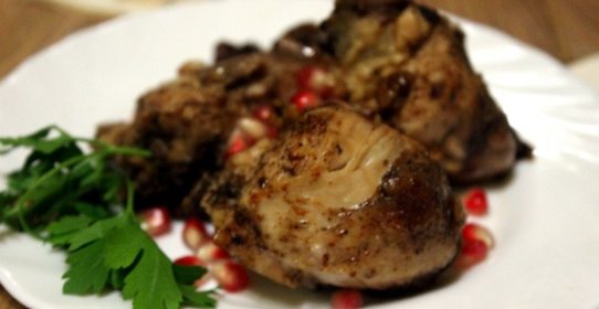 Куриная грудка с чесноком и гранатом в микроволновке