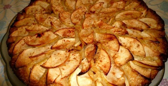 Шарлотка с яблоками и бананом