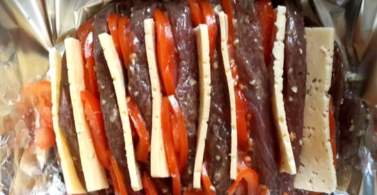Мясо, запеченное гармошкой с сыром и помидорами