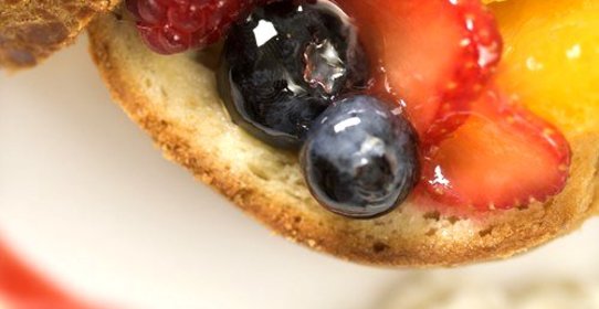 Ломтики белого хлеба с фруктами