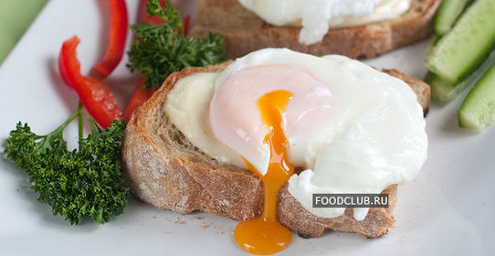 Тосты с яйцом-пашот и моцареллой
