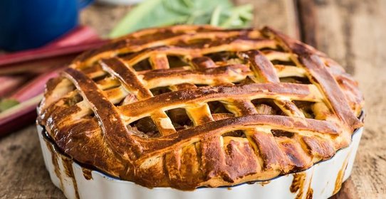 Пирог с ревенем из дрожжевого теста