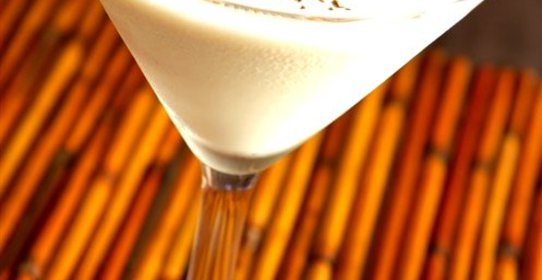 Коктейль из джина и ликера Creme de Cacao