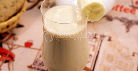 Молочно-банановый коктейль с финиками