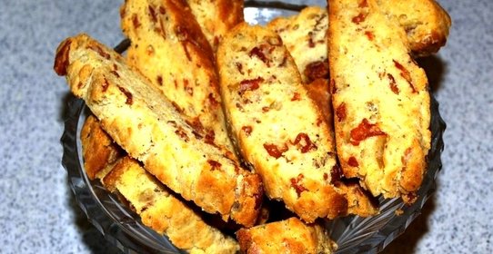 Бискотти с пармезаном и ветчиной