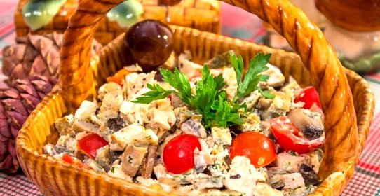 Салат с запеченным куриным филе, блинчиками и грибами