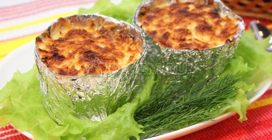 Крабы с яйцами на белом хлебе