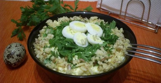 Салат из сыра с чесноком и яйцом