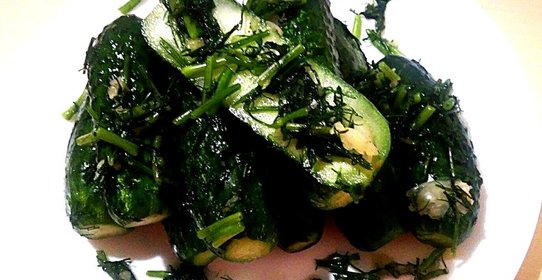 Малосольные огурцы в минералке