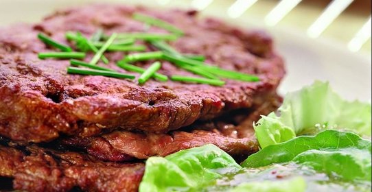 Говядина в горчичном маринаде с банановым соусом