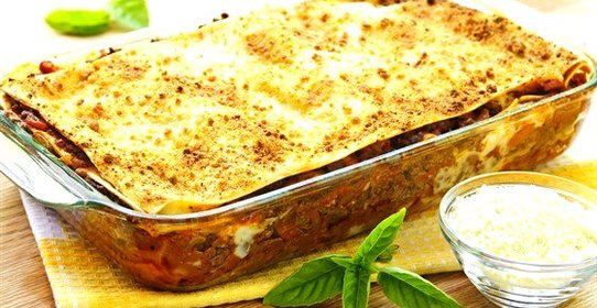 Лазанья с колбасным фаршем и ветчиной