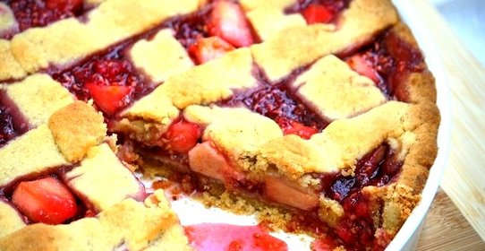 Торт Линцер с малиной и яблоками