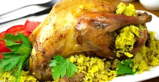 Курица фаршированная пряным рисом и шпинатом