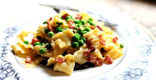 Паста Карбонара с зеленым горошком