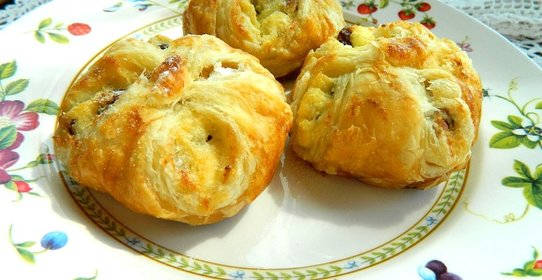 Слоеные булочки с творогом
