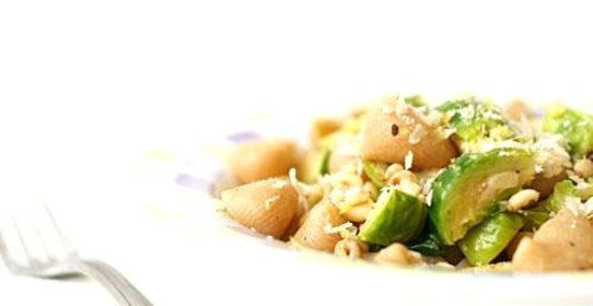 Паста с брюссельской капустой и кедровыми орешками