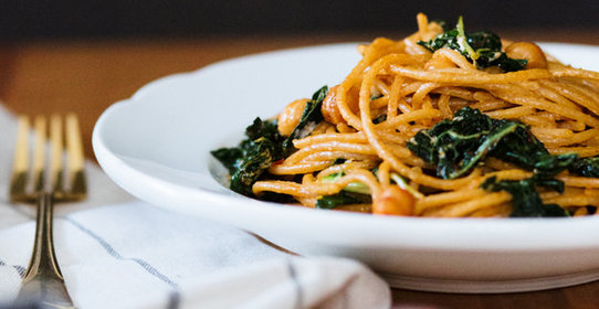 Спагетти с капустой кале и нутом