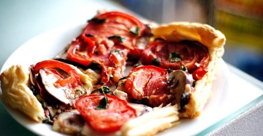 Пирог из слоеного теста с сыром и баклажаном