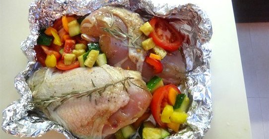 Куриная грудка в белом вине с овощами