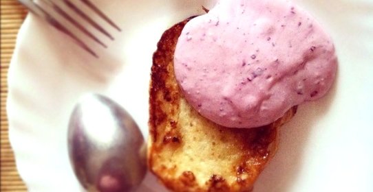 Гренки с творожно-ягодным соусом