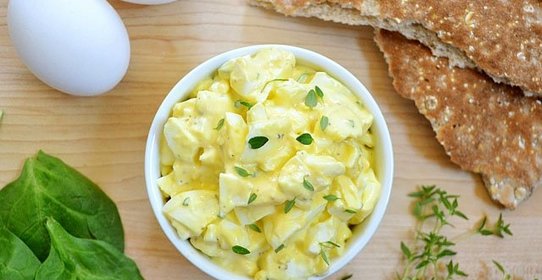 Салат с кальмарами и яйцом