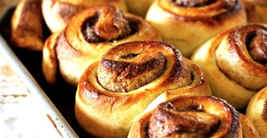 Сдобные булочки с корицей
