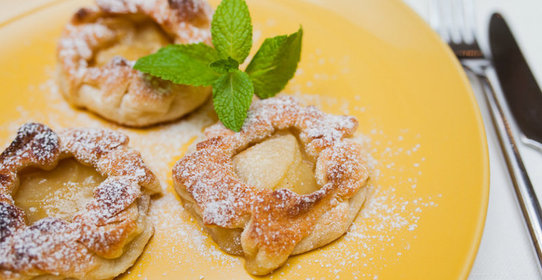 Открытые слоеные пирожки с грушами за 30 минут