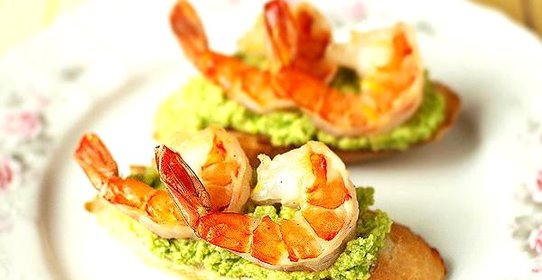 Брускетта с зеленым горошком и креветками