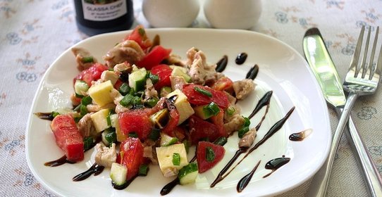 Салат с фетой и курицей